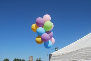 Using summer decorations for an outdoor party you can create a special vibe for the party and add a level of care that will be obvious to everyone. #summerparty #DIYdecor #DIY | best Summer Party Decorations | Best DIY Party Decorations | Easy DIY Party Decorations